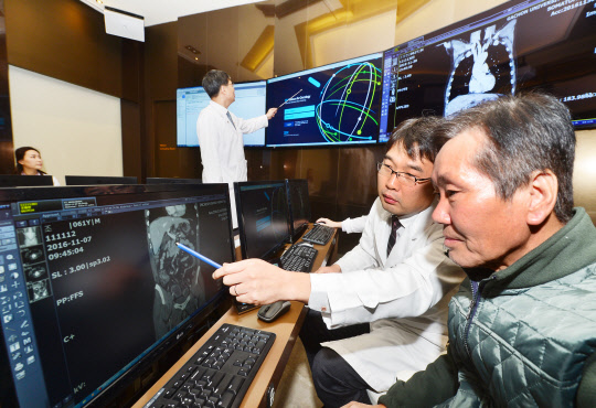 5일 가천대 길병원 'IBM 왓슨 인공지능 암센터'에서 심선진 혈액종양내과 교수(오른쪽 두번째)가 암 수술을 받은 환자에게 항암 치료 계획에 대해 설명하고 있다. 길병원 제공